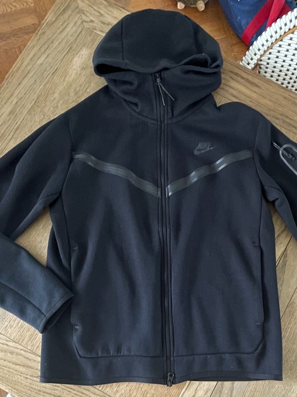Men's Nike Tech Fleece Full-Zip Windrunner Hoodie in Triple Black, Size M